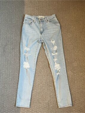 LEVI’S Light Blue Distressed High-Rise Women’s Jeans